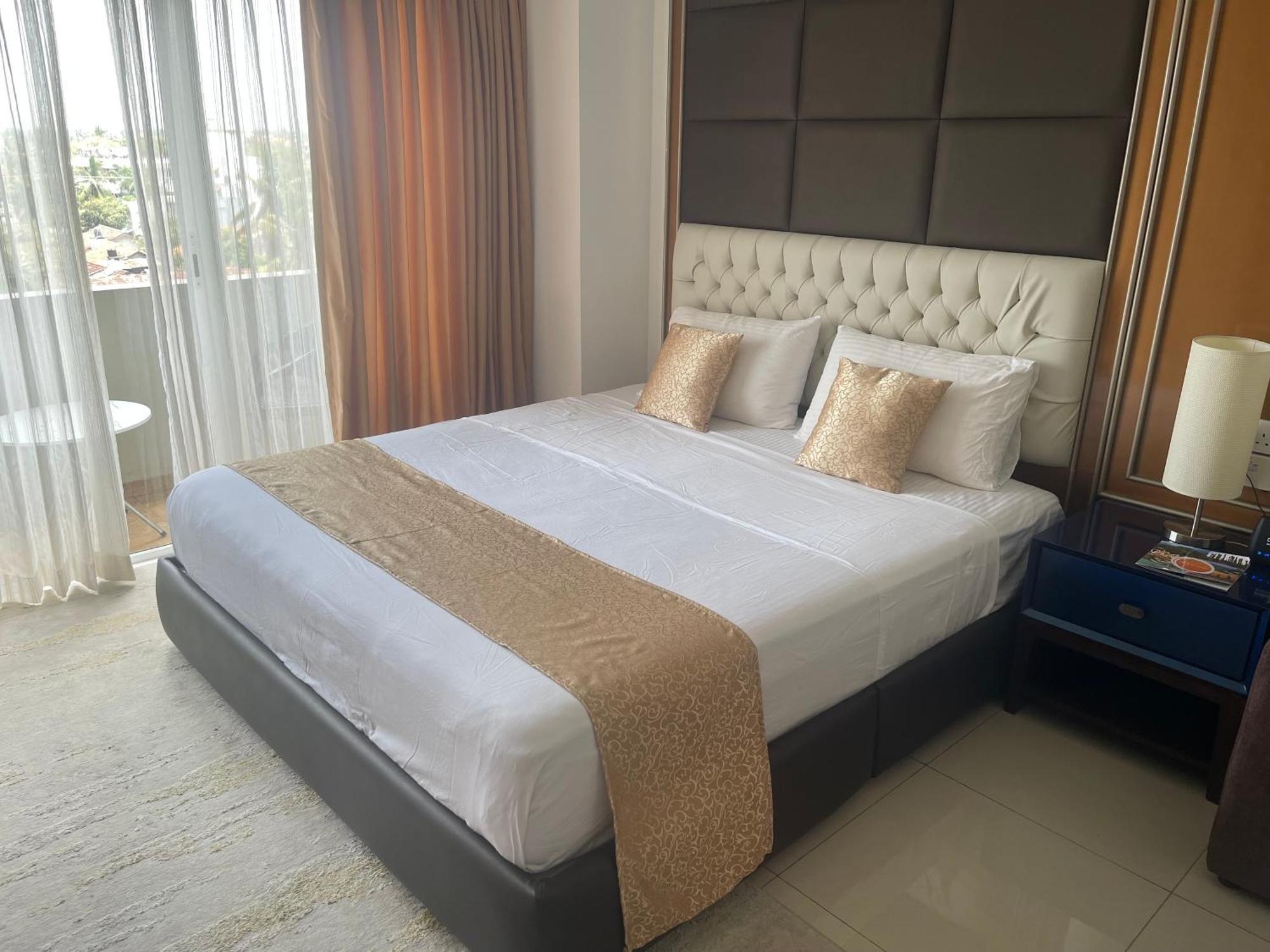 Ocean Breeze Sea View Luxury Apartments Negombo Exterior photo