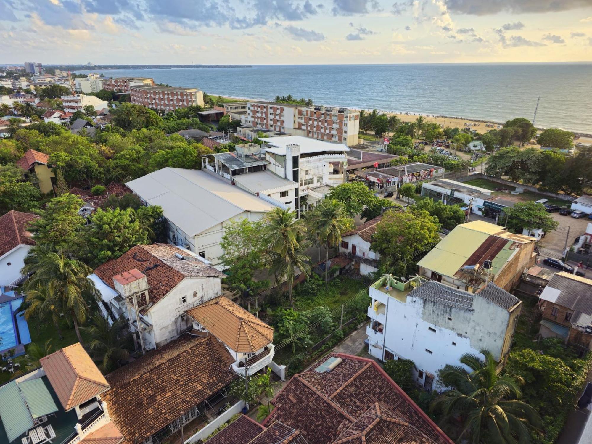 Ocean Breeze Sea View Luxury Apartments Negombo Exterior photo