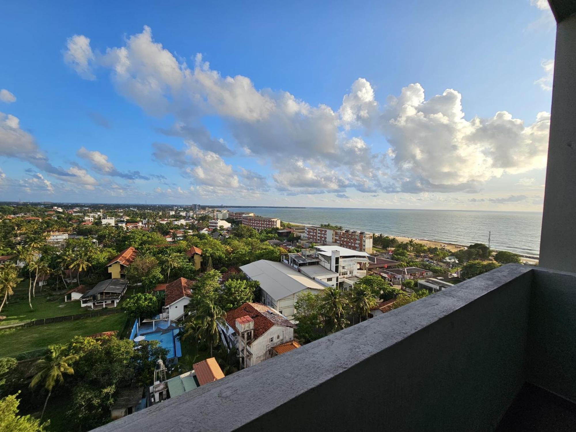 Ocean Breeze Sea View Luxury Apartments Negombo Exterior photo